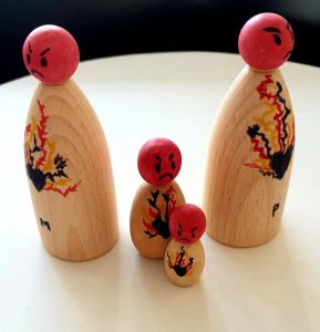Er is sprake van oplopende conflicten en emoties en de ouders staan steeds verder van elkaar. De kinderen liften mee op al deze emoties.